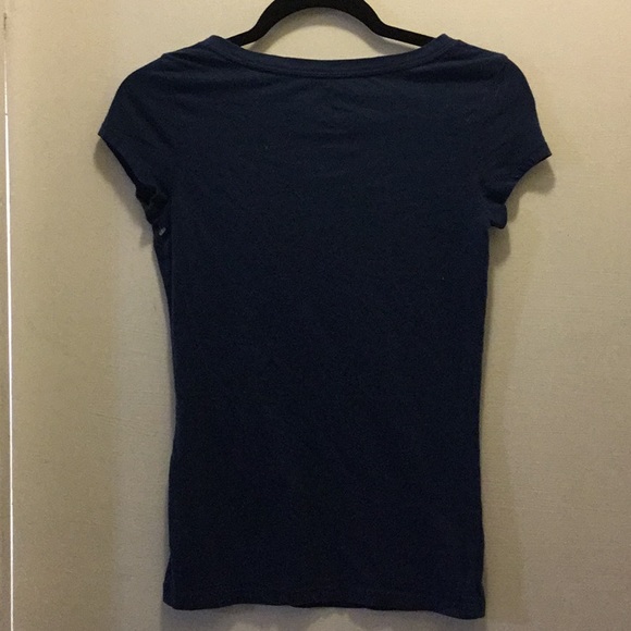 Aero graphic Tee. Navy V neck - Picture 4 of 5
